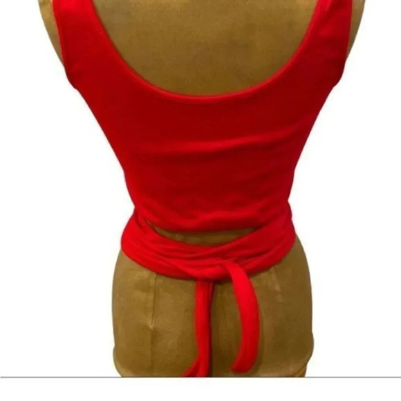 NWOTÂ RIBBED HALF BUTTON TIE AROUND CROP TOPâRED, O/S FITS UP TO 36DDD - Picture 8 of 9